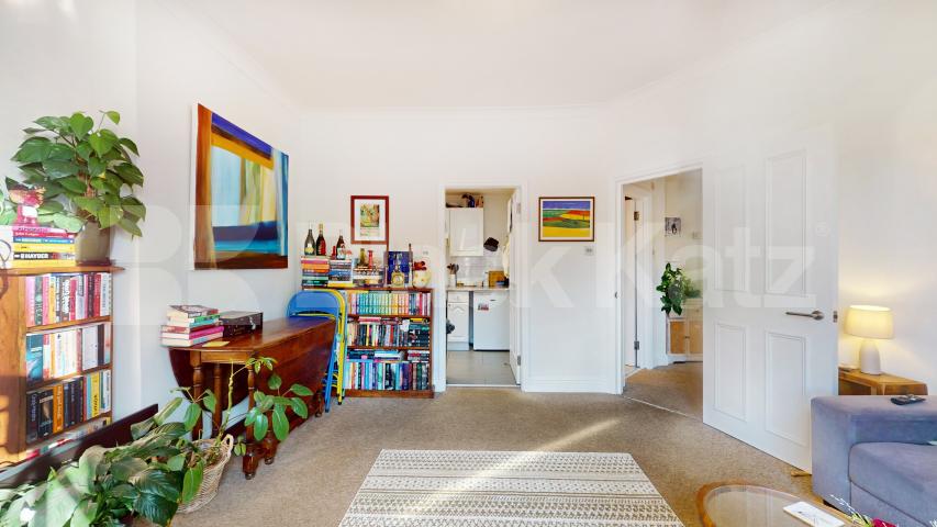 Lovely two bed set within a period house close to Tube & Shops Finchley Road, Finchley Road / Swiss Cottage